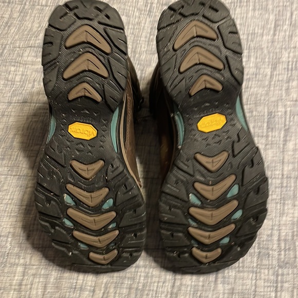 Ahnu waterproof hiking boots with vibram sole - Picture 6 of 6